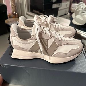 New Balance 327 sneakers